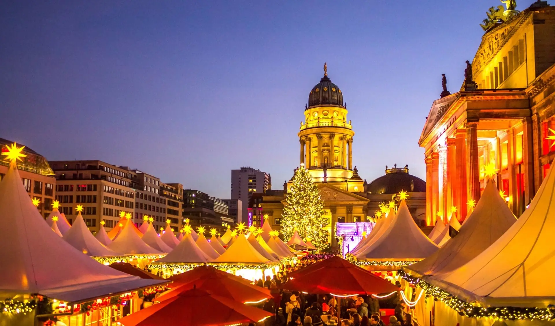 Kerstmarkt tijdens een winterse roadtrip door Europa bij avondlicht