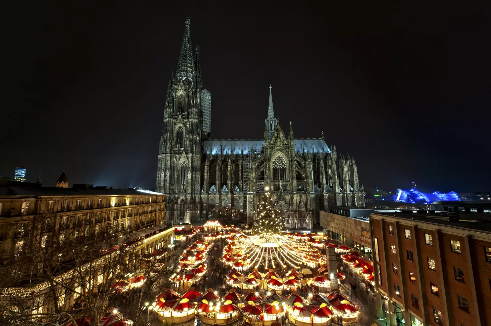 Kerstmarkt bij de Dom van Keulen tijdens een winterse roadtrip door Duitsland