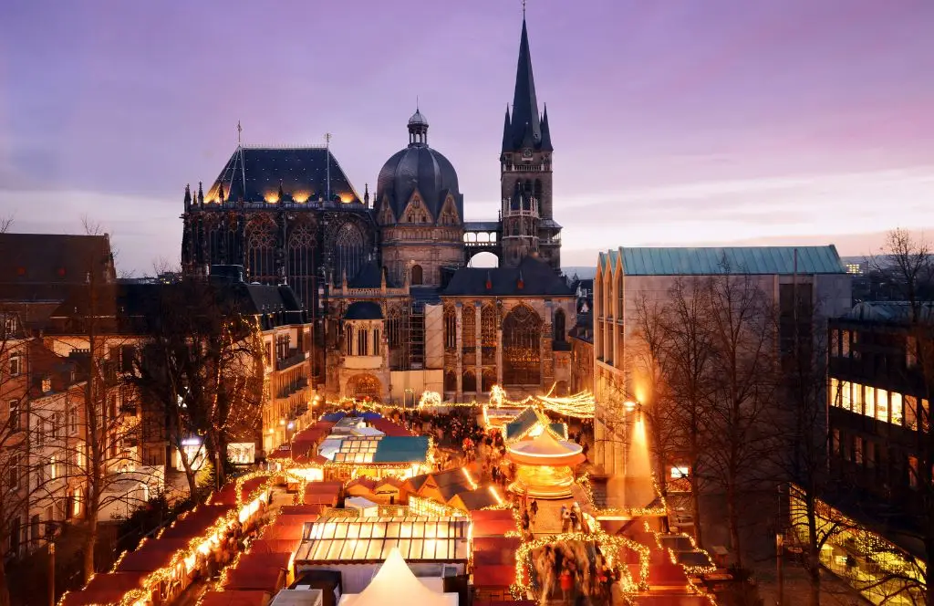 Kerstmarkt in Aken bij avondlicht tijdens een winterse roadtrip door Aken Duitsland