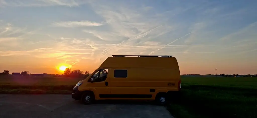 Off-grid roadtrip inspiratie met camper tijdens zonsondergang