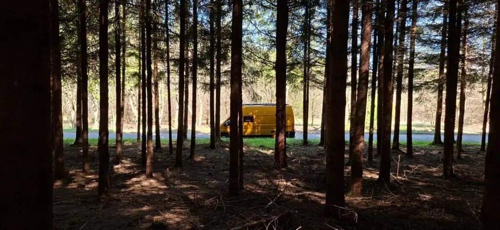 Off-grid roadtrip inspiratie met camper in het bos