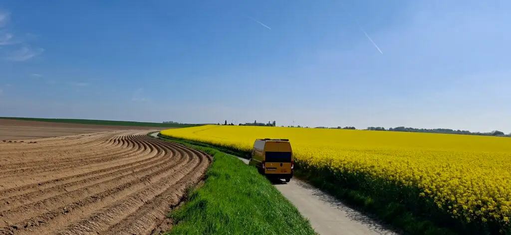 Offgrid camper van happy vanlife in weiland gebied in belgie