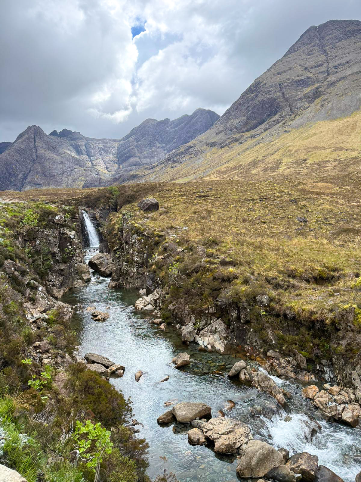 Fairy Pools op het Isle of Skye in de Schotse Hooglanden tijdens een camperreis.