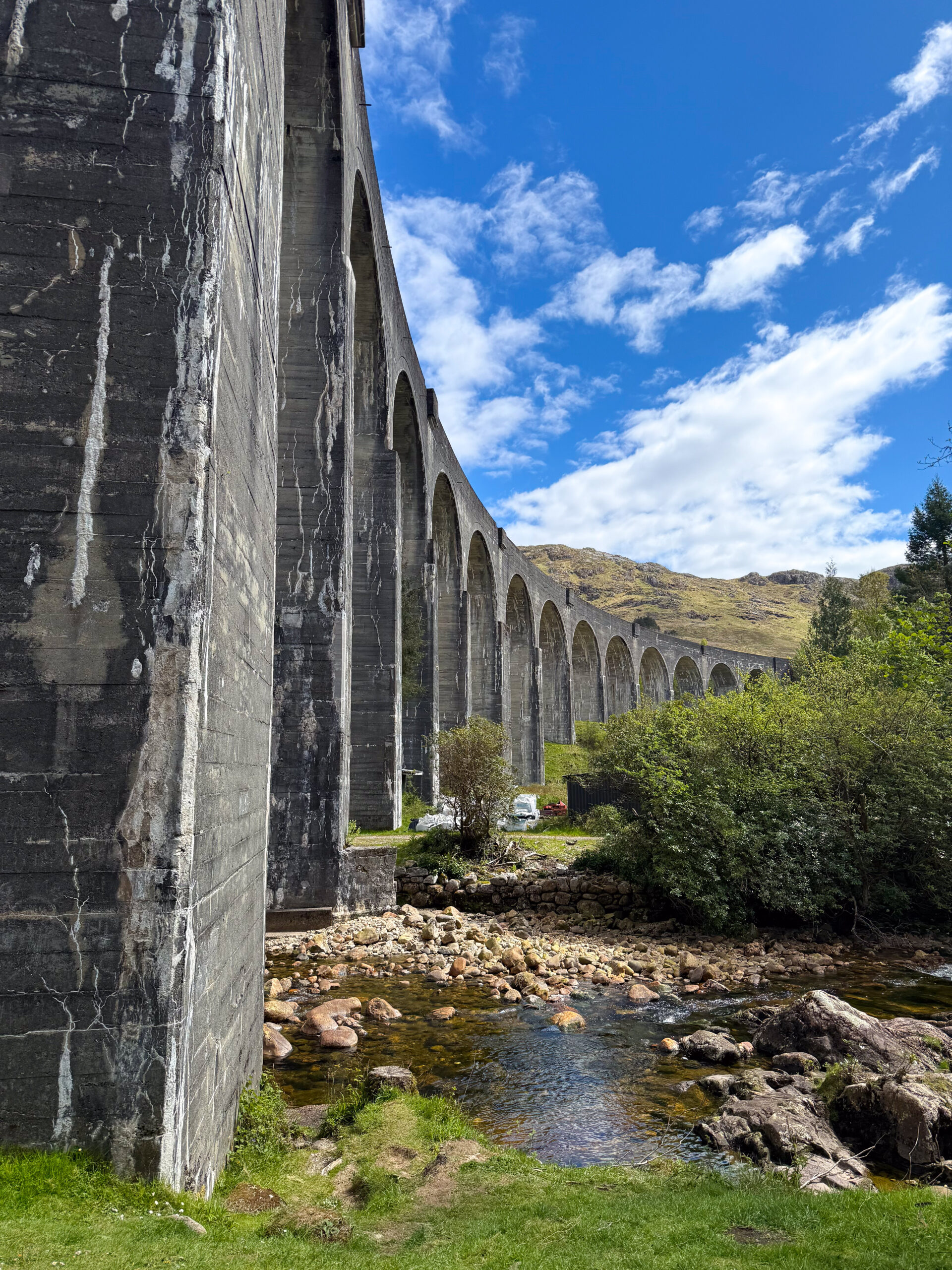 Glenfinnan Viaduct in de Schotse Hooglanden tijdens een camperreis door Schotland.