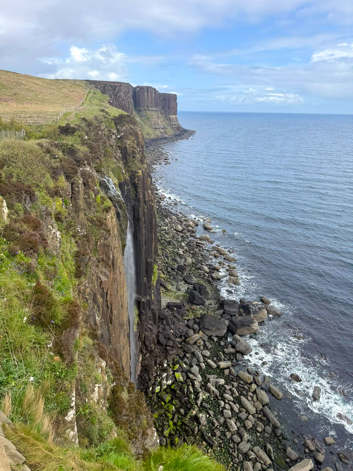 Kilt Rock en Mealt Falls op het Isle of Skye in Schotland.