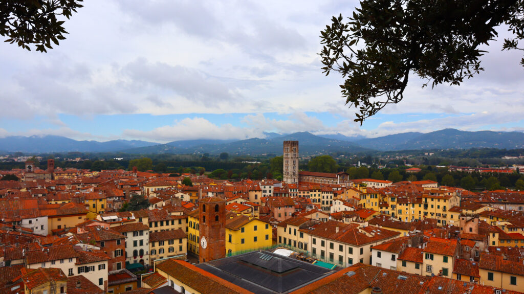 Panoramisch uitzicht over Lucca in Toscane tijdens een roadtrip door Italië.